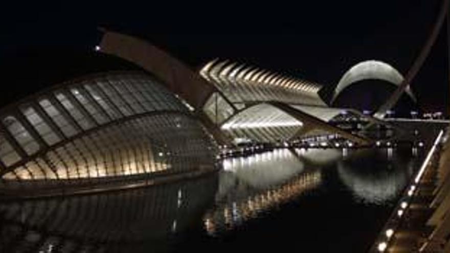 La Ciutat de les Arts, ayer, antes y después de la Hora del Planeta, que se celebró entre las 20 y las 21 horas.