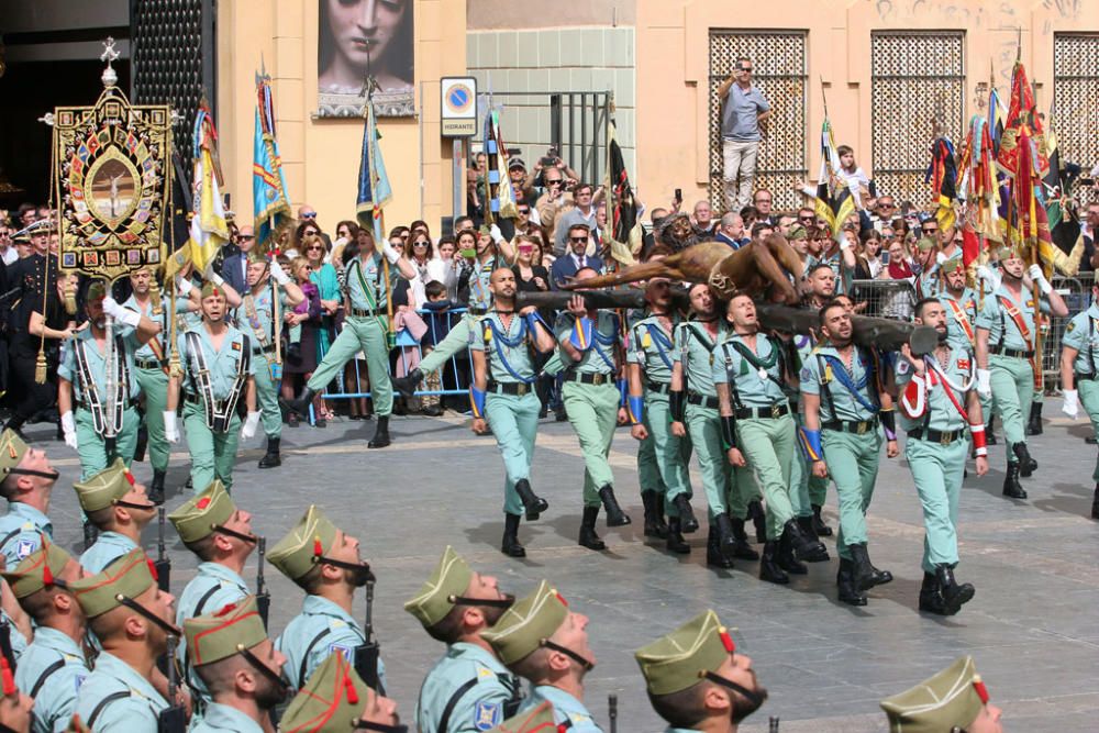 Tras desembarcar en el puerto de Málaga, la Compañía de Honores de la X Bandera del Tercio 'Alejandro Farnesio', IV protagoniza uno de los momentos más intensos de la Semana Santa de Málaga