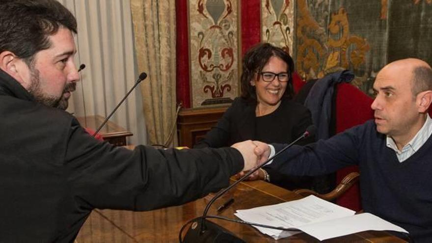 El director general de Comercio y el alcalde se saludan, ayer en Alicante.