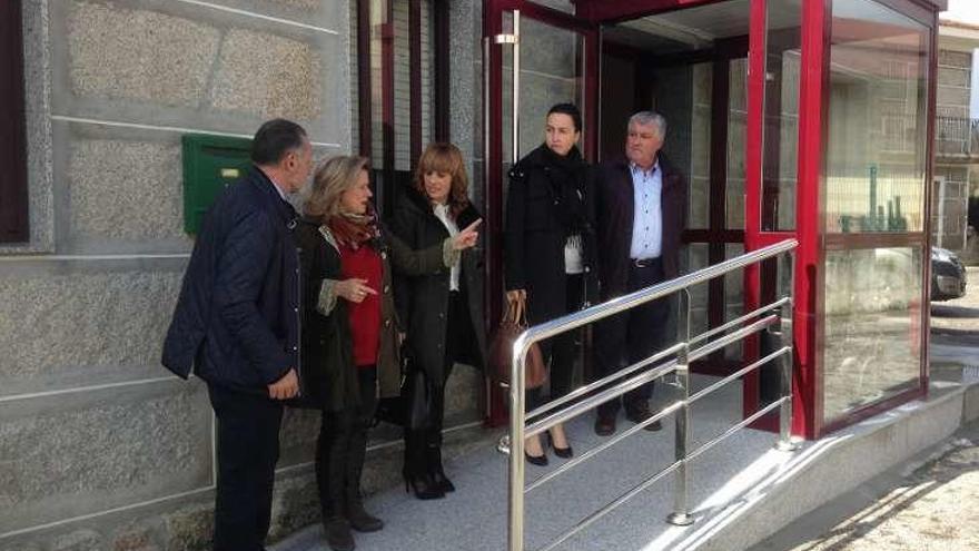 Eloína Núñez visitando el centro de salud. // FdV