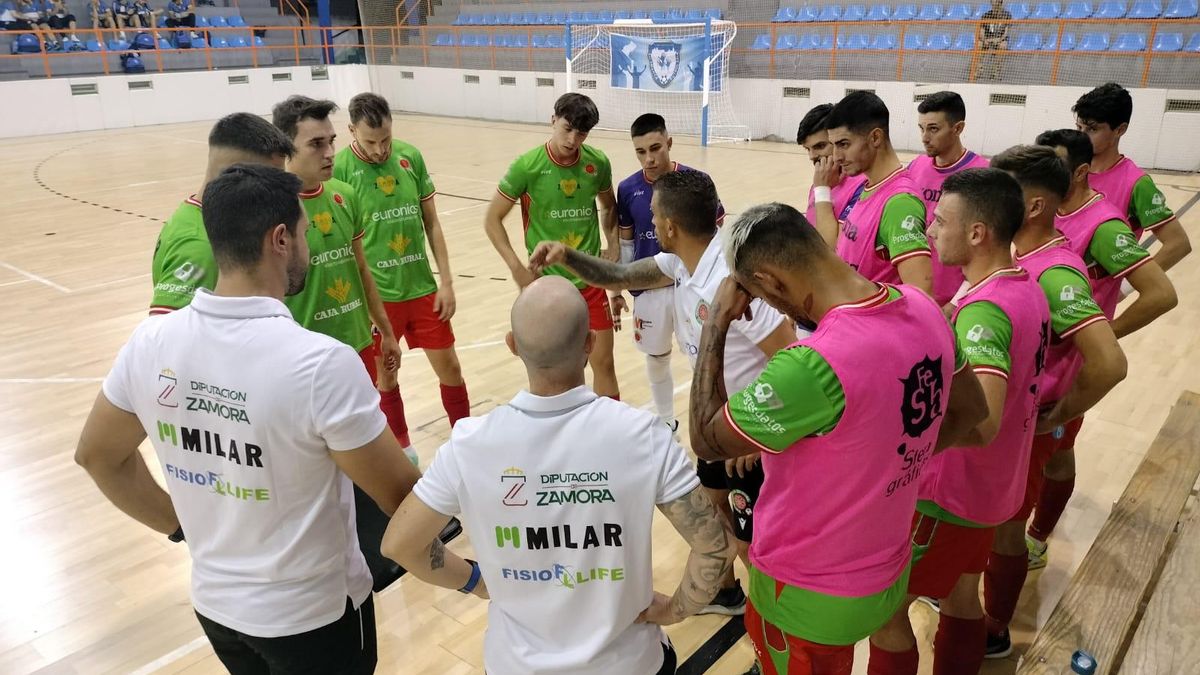 Chema Sánchez, entrenador del InterSala, da instrucciones a los suyos