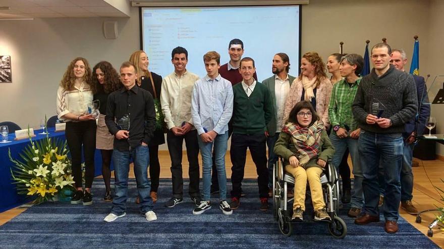 Foto de familia de los premiados ayer en la Gala del deporte de Navia.