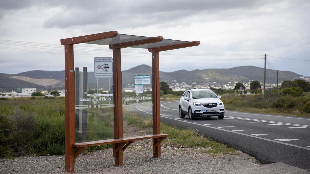 Detalle de una marquesina y de los dientes de dragón, la nueva marca vial en la carretera de Sant Francesc.