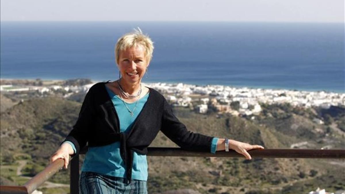 Sarah Lark, en su finca de Mojácar.