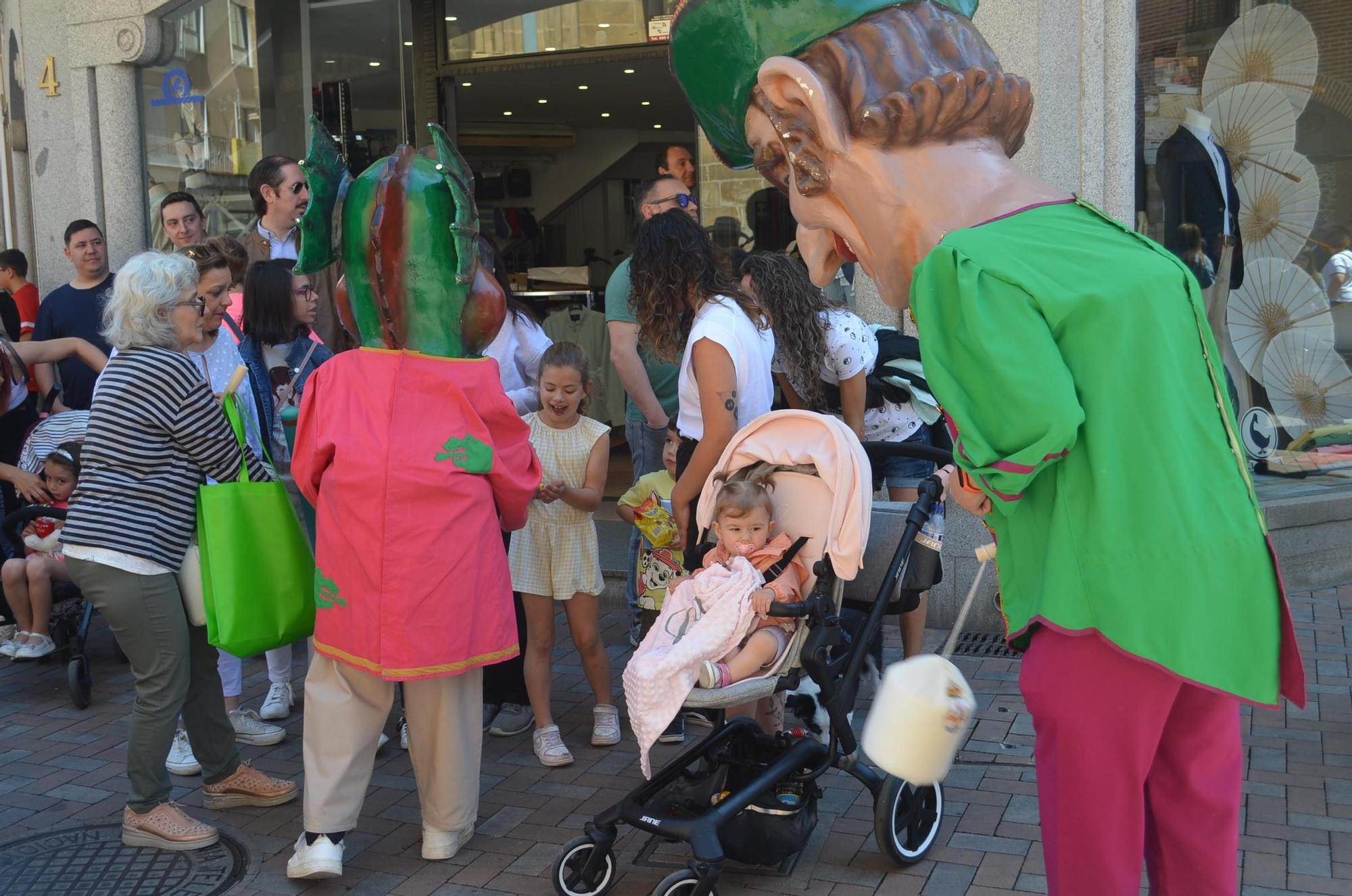 GALERÍA | Los Gigantes y Cabezudos animas las Fiestas del Toro en Benavente