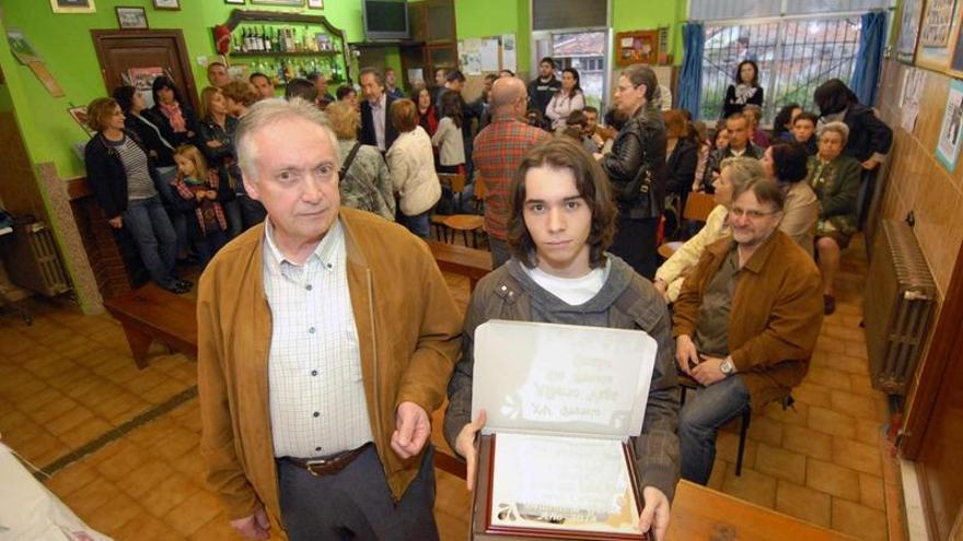 Samuel Isaac Rubial muestra el premio del concurso en La Nava.