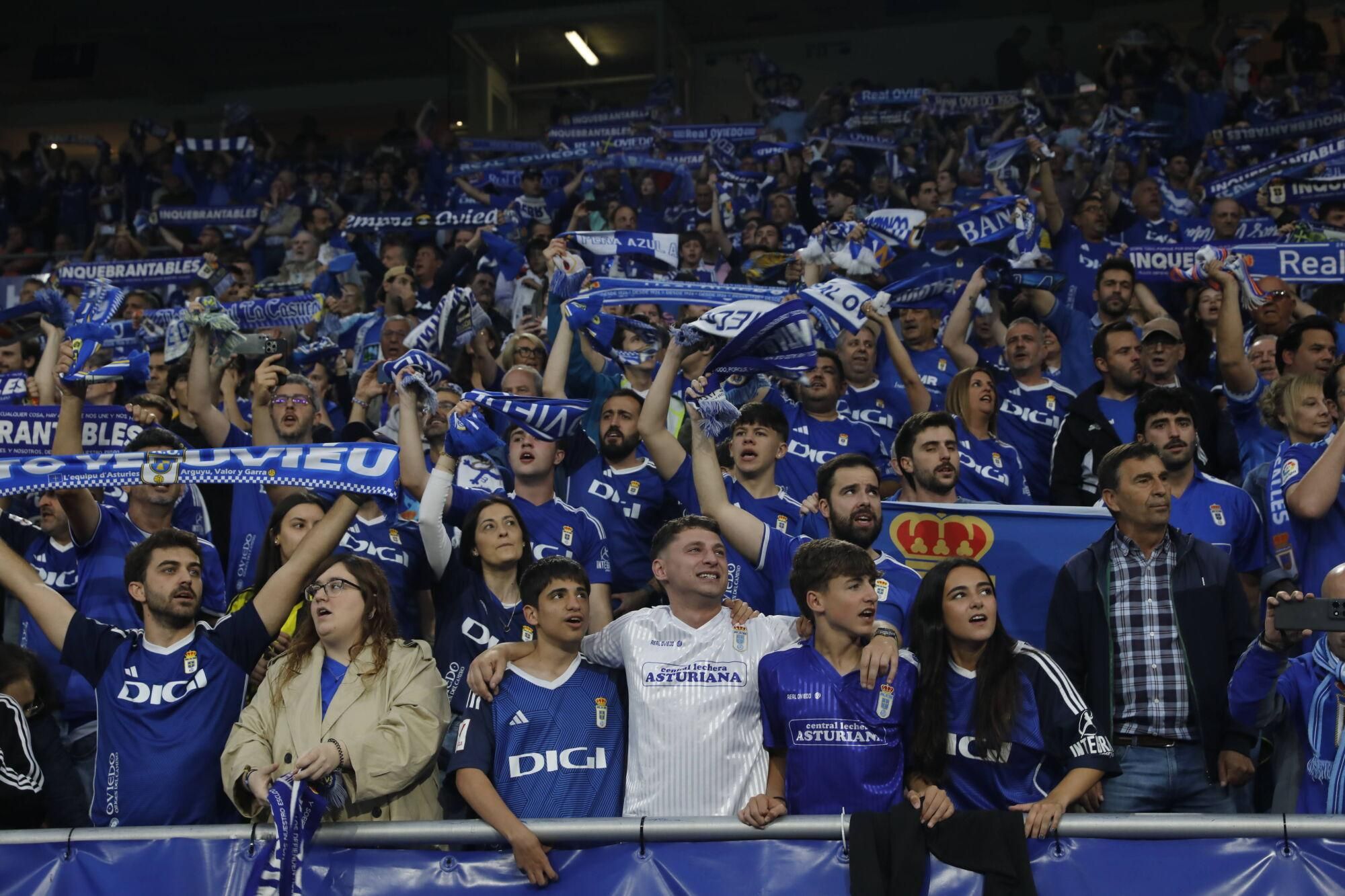 EN IMÁGENES: Ambientazo en la vuelta del play off entre Oviedo y Almería en el Carlos Tartiere