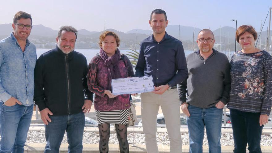 La fundación Respiralia recibe el cheque con el dinero recaudado.