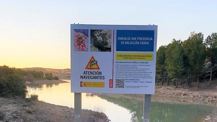 La CHJ alerta a los usuarios de embarcaciones del mejillón cebra en los embalses