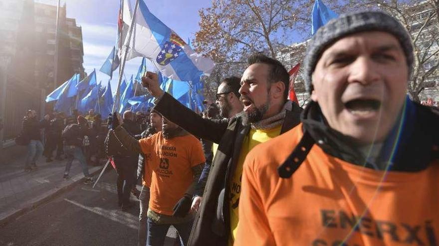 Trabajadores coruñeses y asturianos de Alcoa en Madrid.