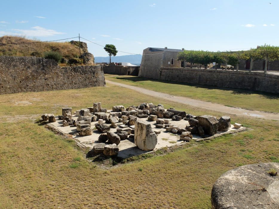 Les pedres originals i els pedestals de l'antiga porta d'accés al Castell