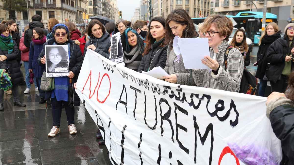 Manifestación de mujeres comunicadoras en la plaza de la Universitat de Barcelona con motivo del 8-M.