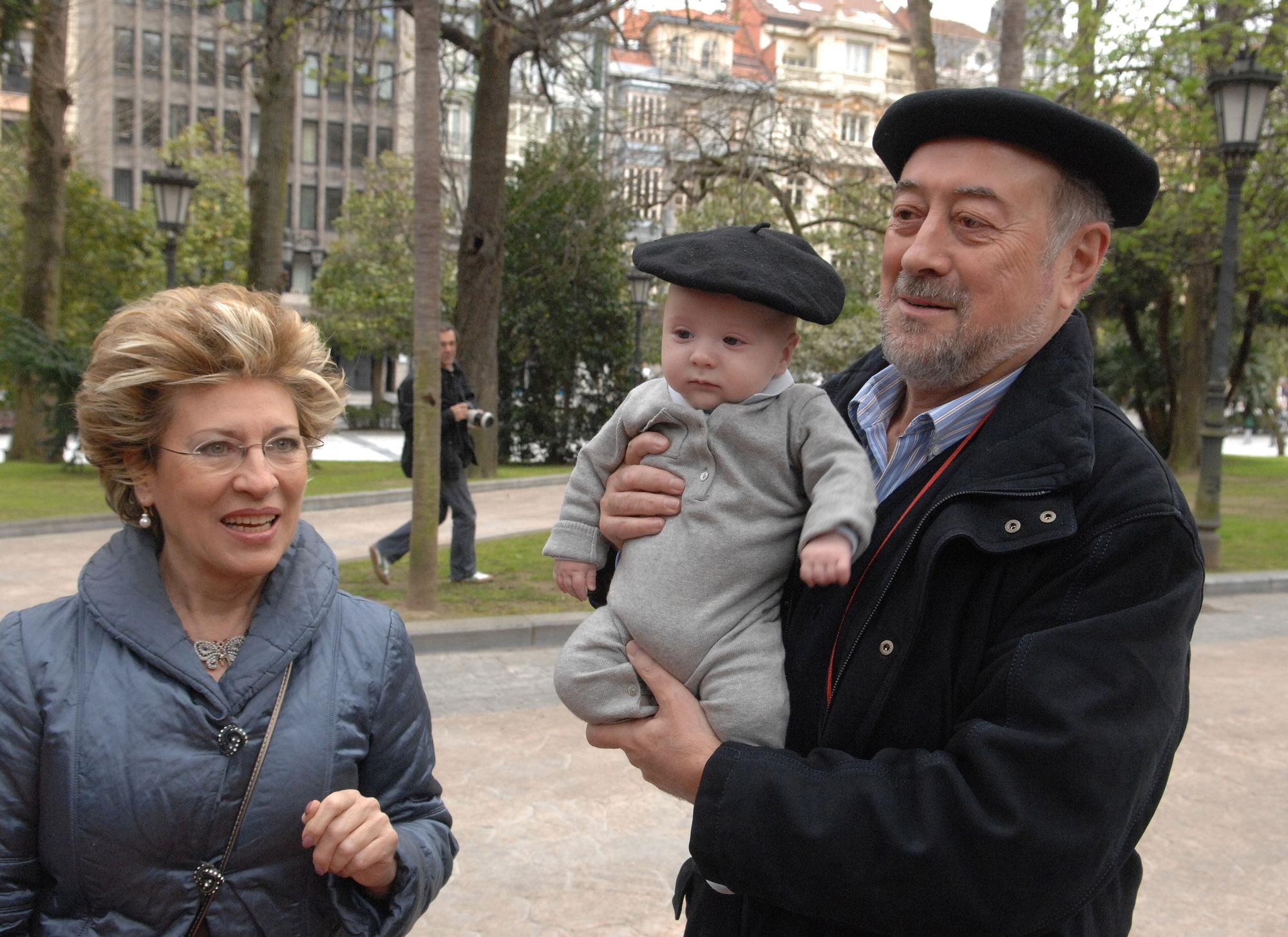 Con su mujer, Rita Mari Álvarez, y su nieto Mateo.