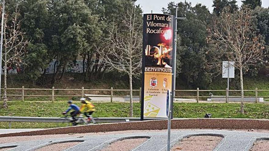 Rètol amb el nom complet del Pont de Vilomara i Rocafort, a la rotonda d&#039;entrada del poble