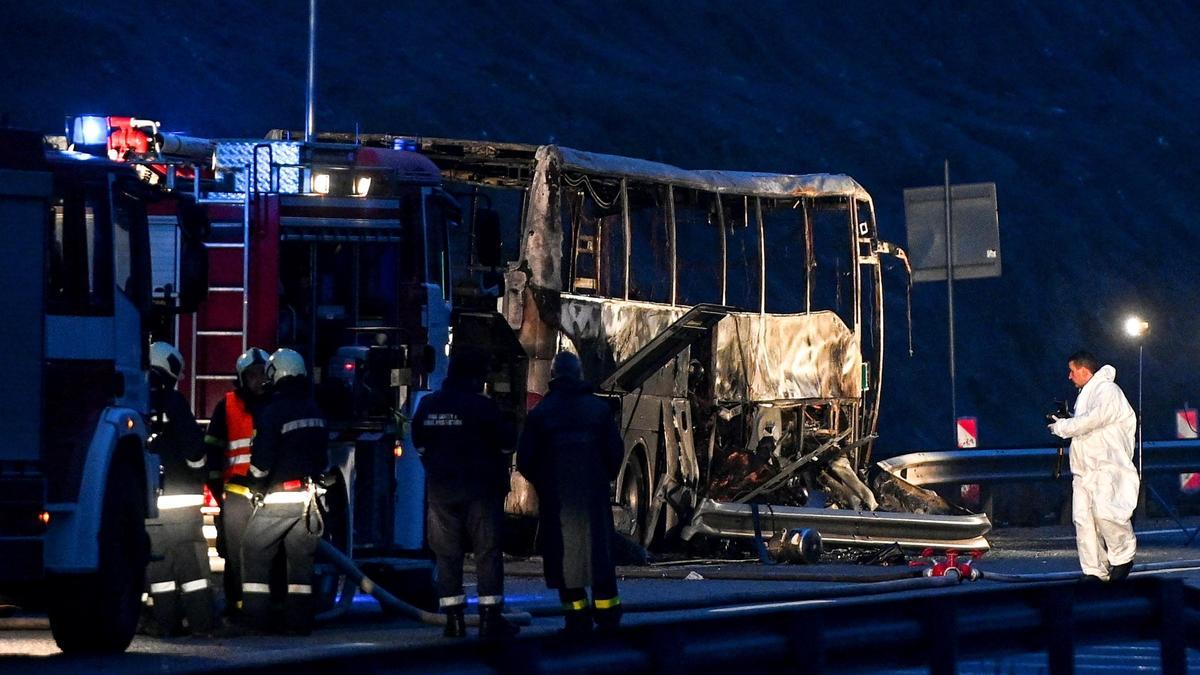 45 personas, entre ellas 12 niños, mueren en un accidente de autobús en una autopista en Bulgaria