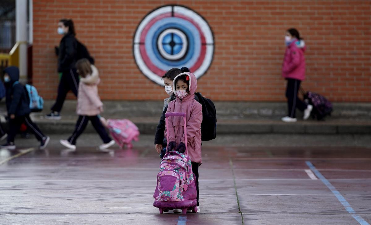 Una alumna esperando a sus compañeros de clase