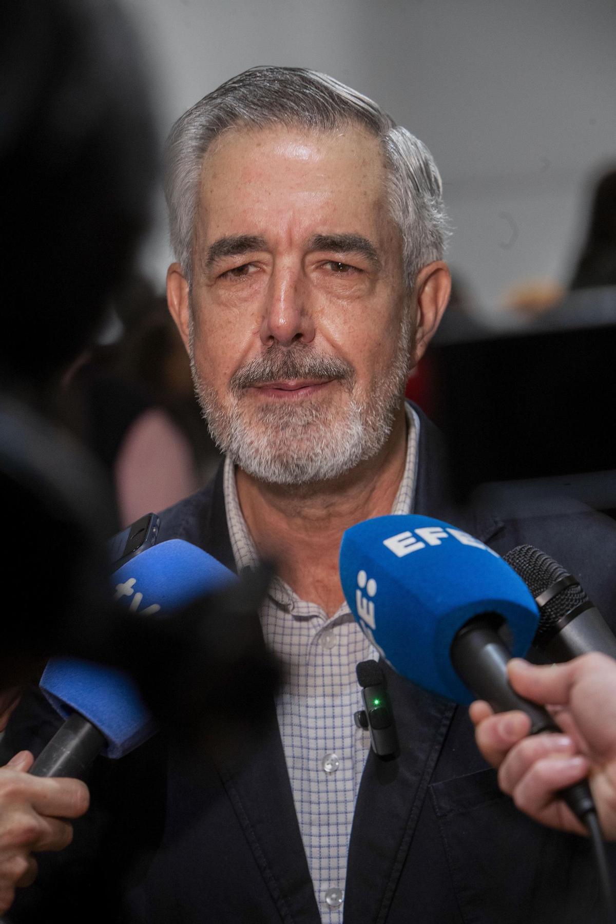 El cabeza de lista de Vox en Galicia, Díaz-Mella, durante la jornada electoral