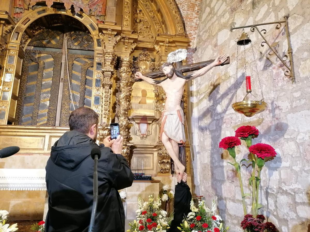 El sacerdote Pedro Faúndez capta con su móvil una imagen del Cristo de Morales.
