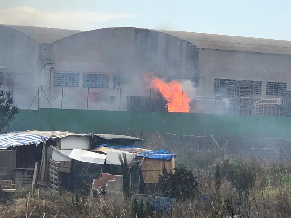 Un incendio en Aldaia es visible a varios kilómetros