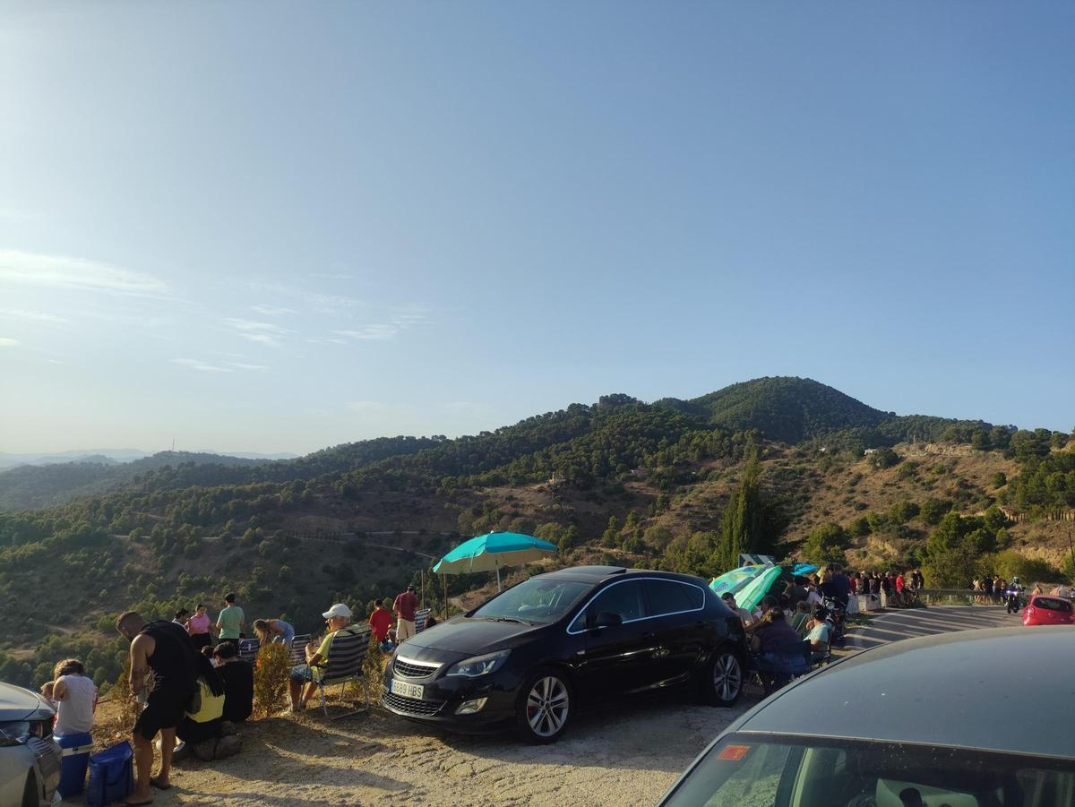 Algunos malagueño eligieron la carretera de los Montes (la A-7000) para ver el eclipse, como se observa en esta imagen tomada desde la curva del mirador.