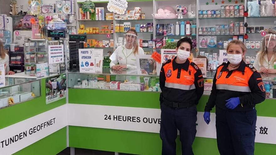 Imagen de una de las farmacias que ha recibido viseras faciales de protección sanitaria