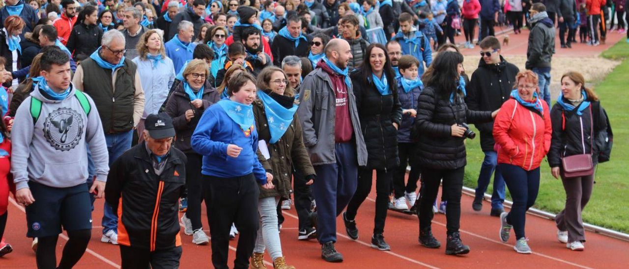 Decenas de participantes en la marcha de Autismo Zamora, saliendo de la Ciudad Deportiva.