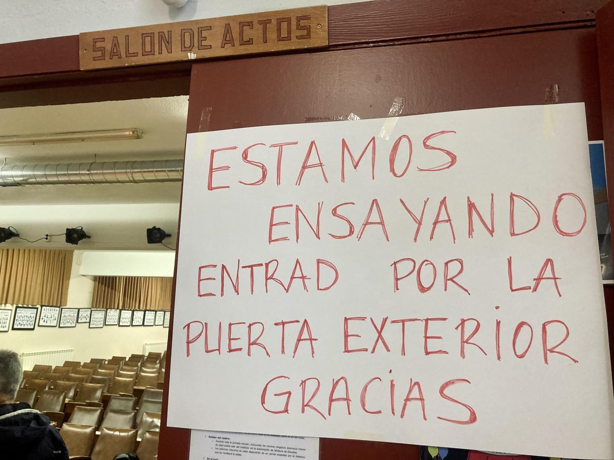 Cartel a las puertas del salón de actos, donde se ensaya el musical