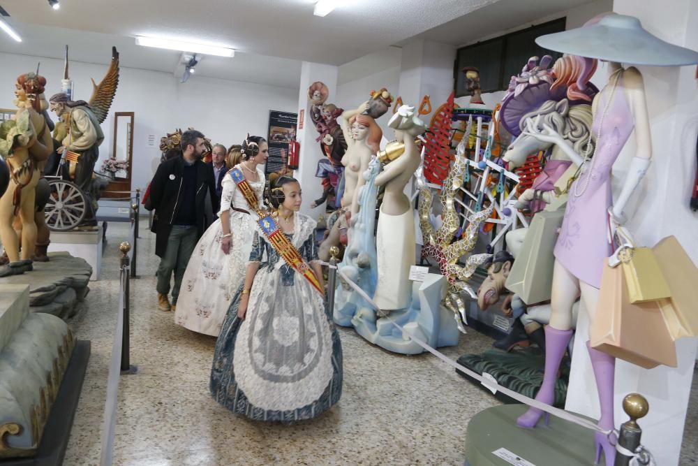 Visita de Ribó y las Falleras Mayores a la Ciudad del Artista Fallero