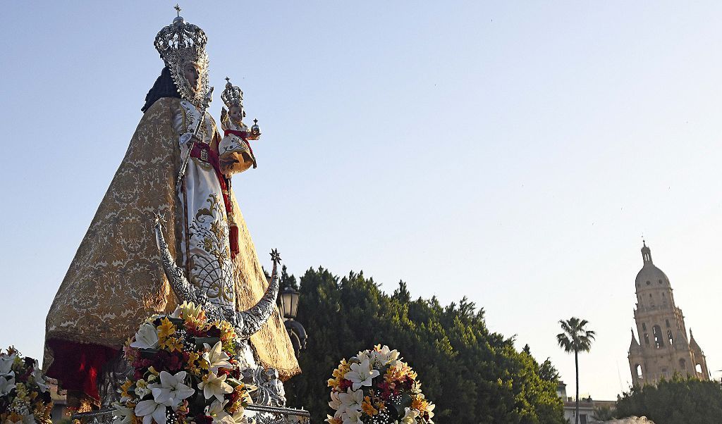 Murcia despide a la Fuensanta con flores y emoción