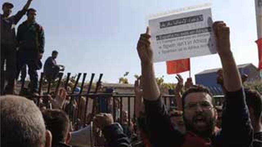 Mil personas se manifiestan en la frontera marroquí contra la visita