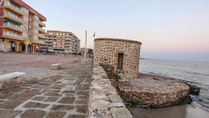 Los temporales dañan la torre protegida de La Mata y amenazan con derribarla