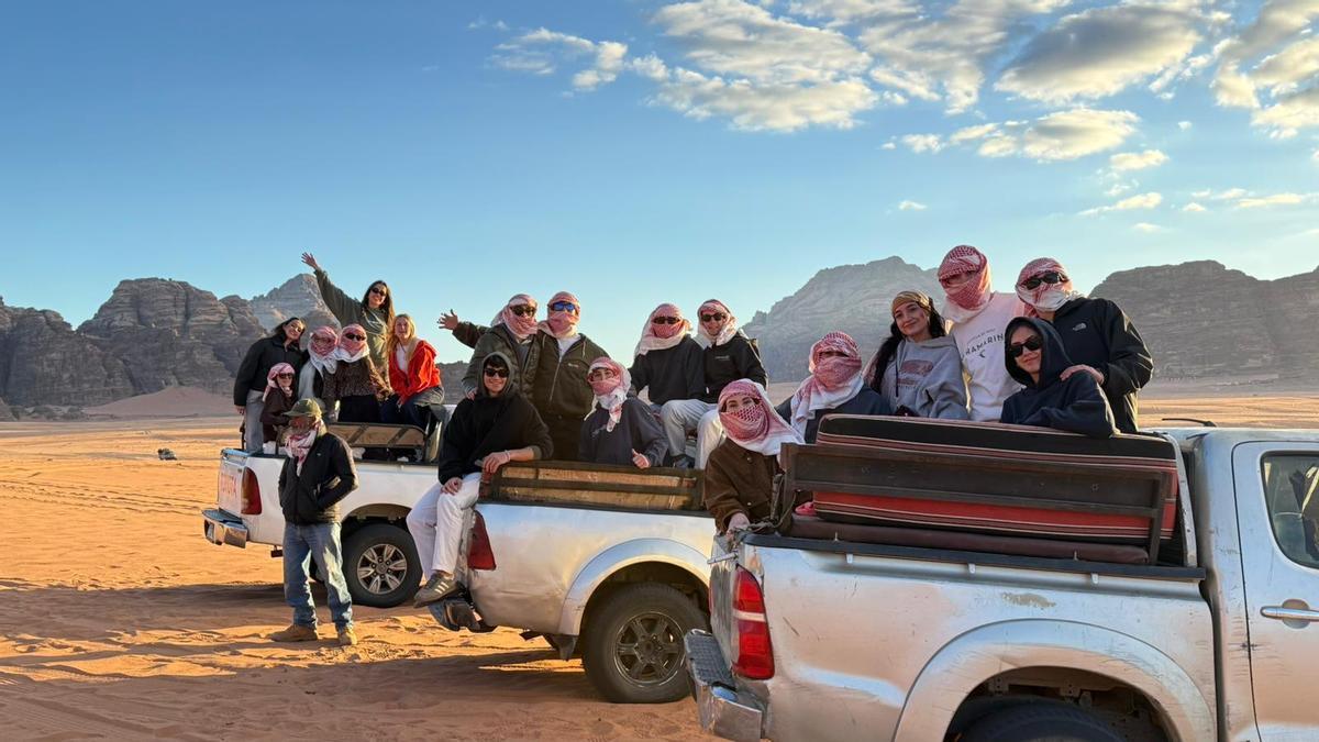 El grupo de estudiantes en el desierto jordano.