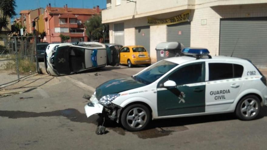 Los dos coches de la Guardia Civil accidentados en Albal.