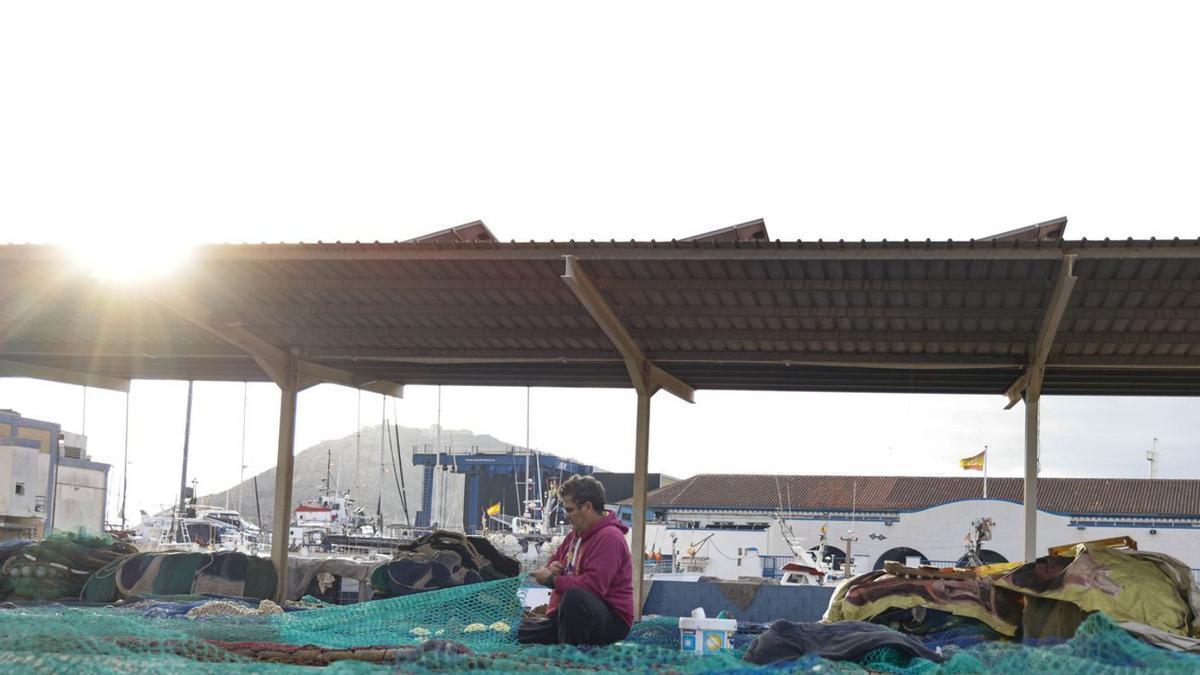 Redes y pescadores en el muelle del Puerto de Santa Lucía, en Cartagena.