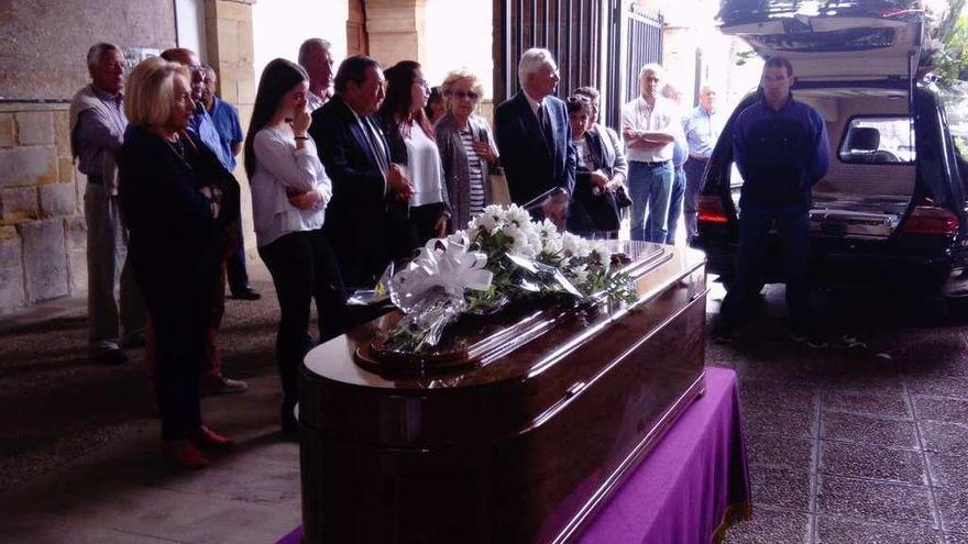 Los familiares, a la izquierda, junto al féretro a la entrada de la iglesia.