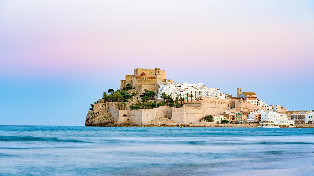 Peñíscola se alza sobre el mar Mediterráneo mostrando su belleza.