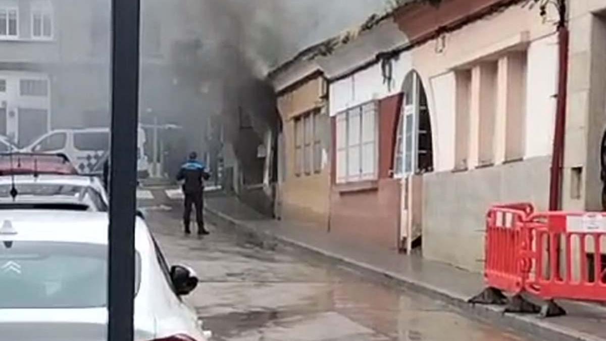 Los bomberos acuden a la calle Río Traba por un incendio en una casa.