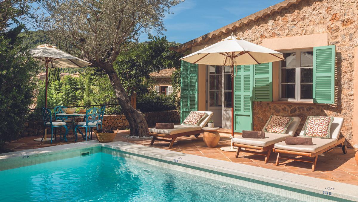 El estudio More Design ha llevado a cabo un proceso de 'restyiling' de la zona de la piscina del hotel La Residencia