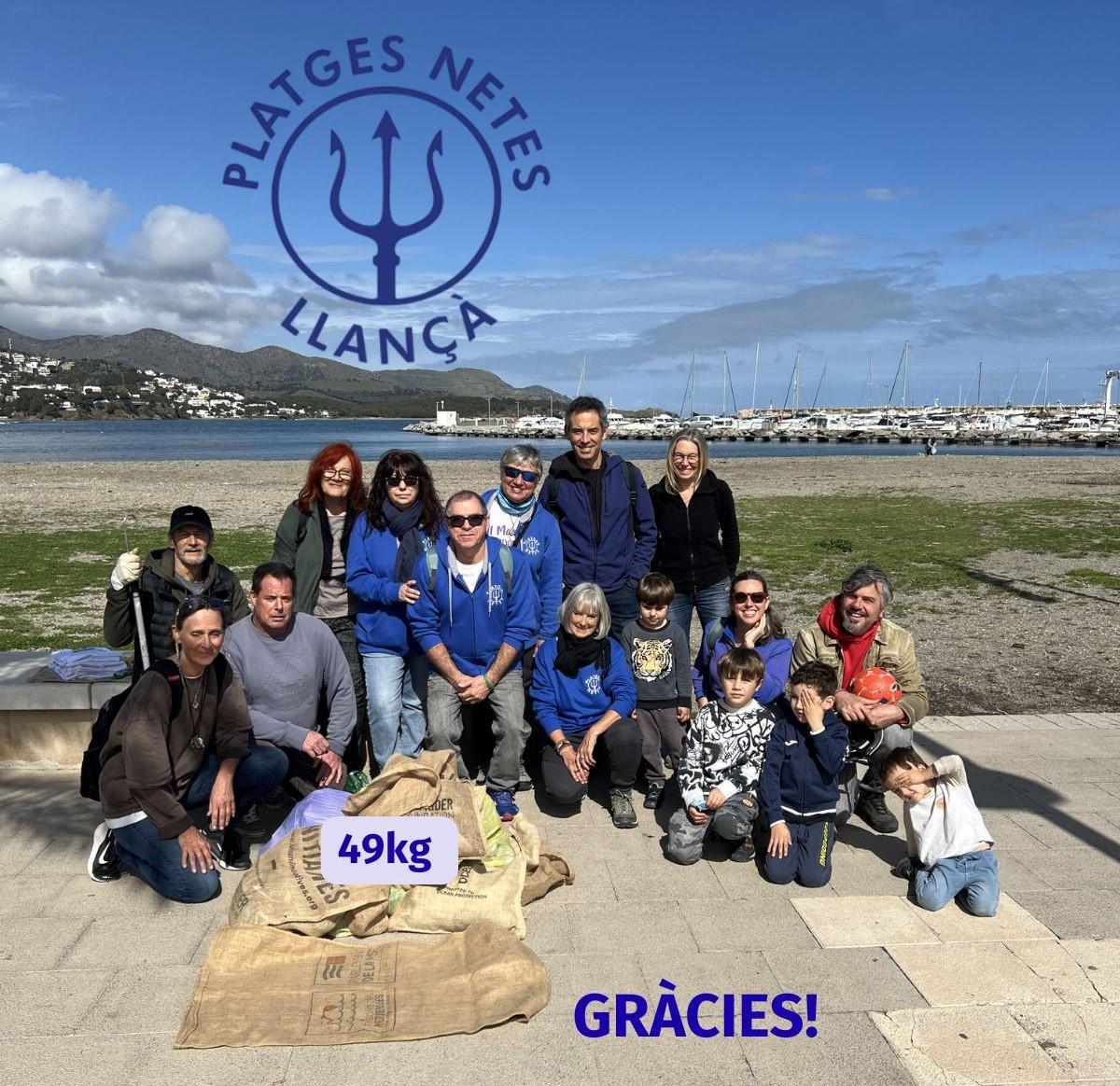 Un grup de voluntaris en un cartell d'agraïment de l'entitat