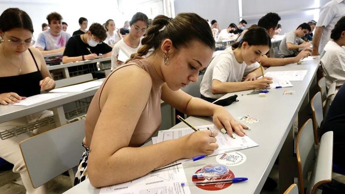 Estudiantes haciendo un examen de EBAU.