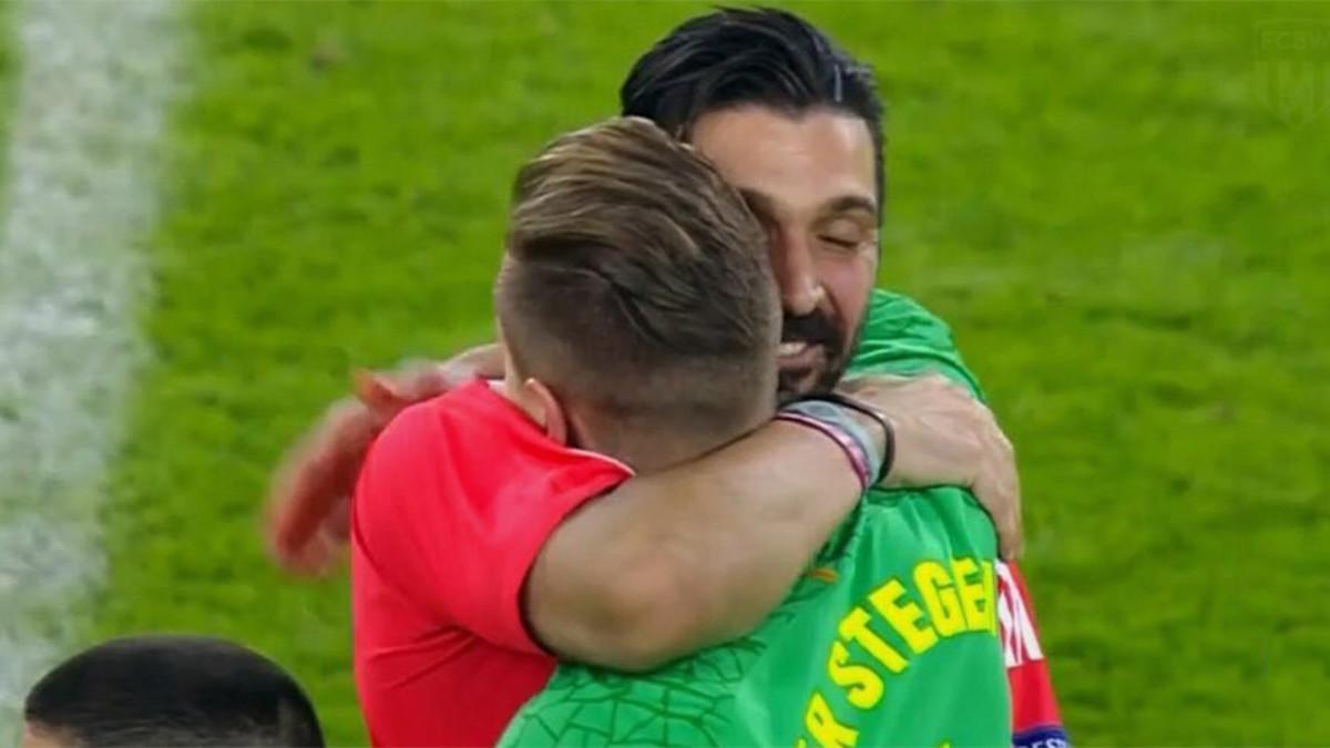 La imagen del abrazo entre Buffon y Ter Stegen