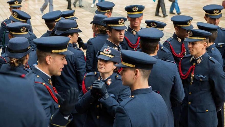 El alcalde pasa revista a los militares del Aire