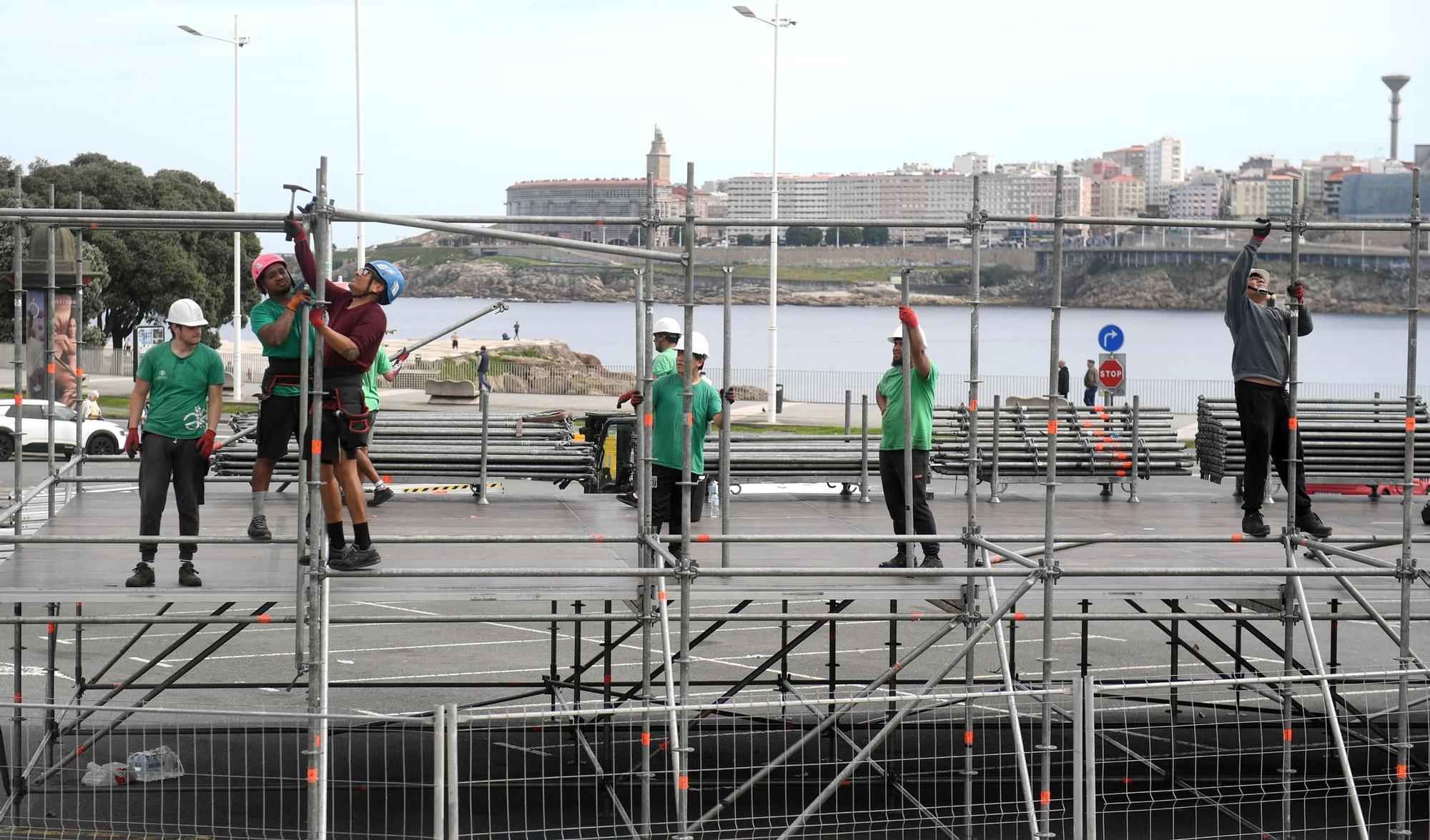 Comienza la instalación de pantallas gigantes en Riazor para seguir los partidos del Dépor y el Leyma Coruña