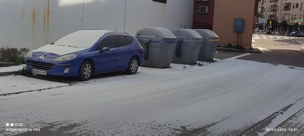 La calle, cubierta de blanco.