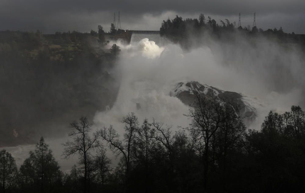 El agua es liberada en el lago Oroville después de la evacuación de las poblaciones cercanas (California, Estados Unidos).