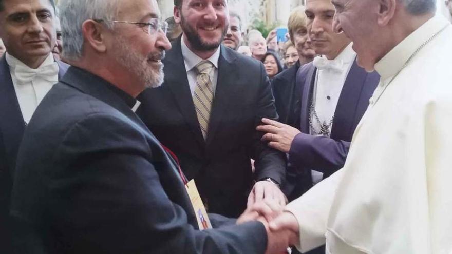 Pinilla, a la izquierda, saluda al papa Francisco en la recepción celebrada durante el Congreso.
