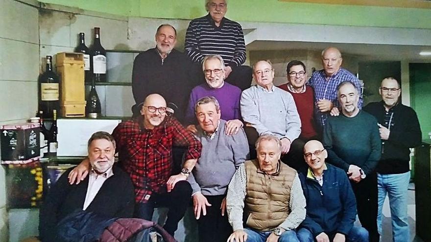 Casi cincuenta años después, el equipo continúa reuniéndose.