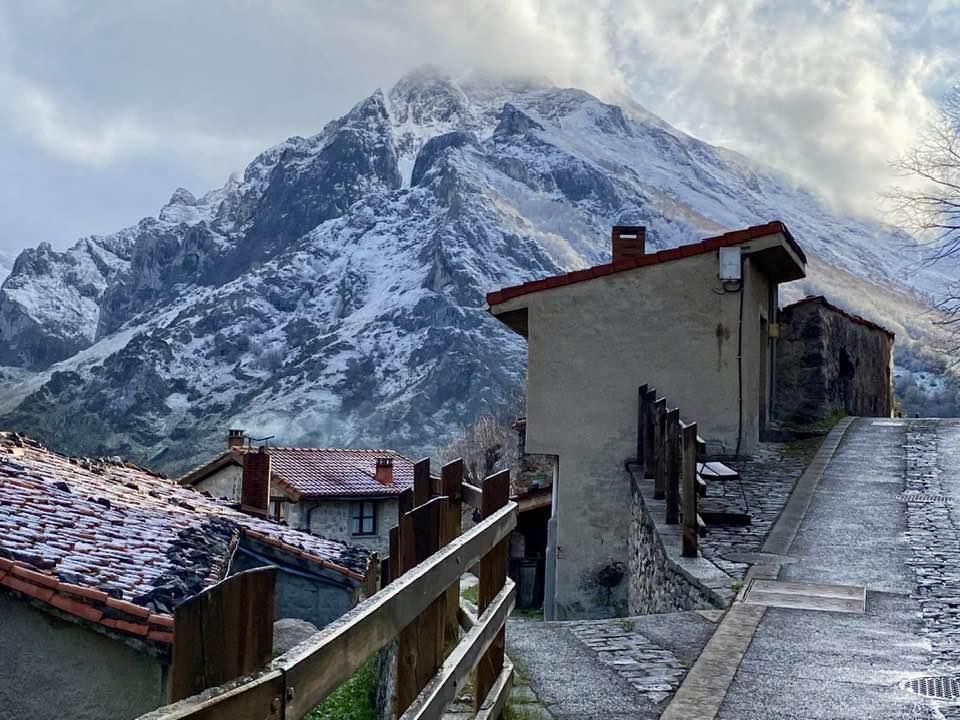 Vuelve la nieve al oriente de Asturias