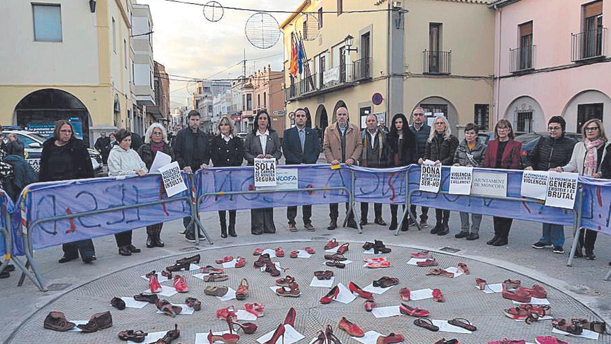 Autoridades municipales y de la Asociación Carmen de Burgos, en la edición de 2023, junto a una exposición de zapatos rojos contra la violencia de género.