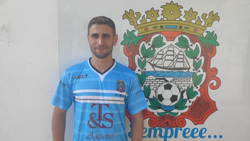 Mauro Nores posa con su nueva camiseta, la del Club Deportivo Moaña.